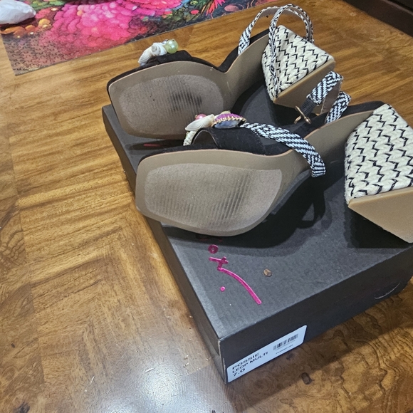 Betsy Johnson gorgeous heels - Picture 5 of 5